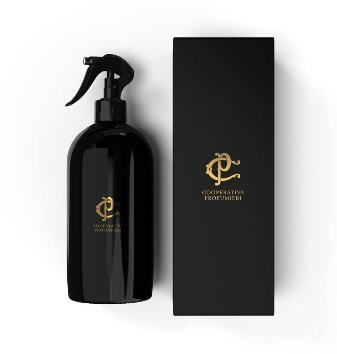 D'emblée, il convient de présenter le spray d'ambiance 'Sweet Symphonies' (500 ml) comme une véritable partition olfactive destinée à sublimer votre foyer :