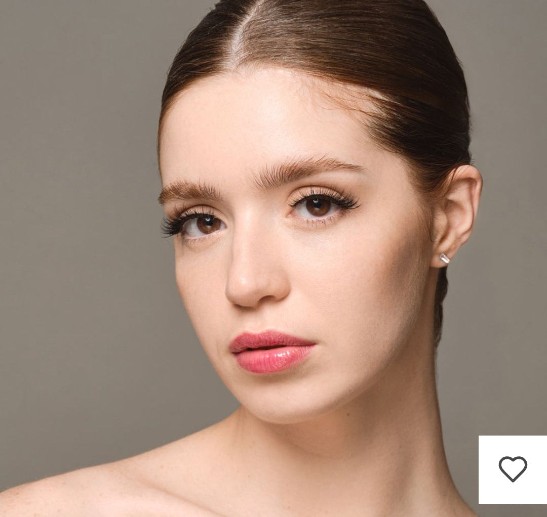 Pour commencer, il convient de présenter les Faux Cils « Iconic Gaze » (Référence : ELS08) de Chogan comme un accessoire de maquillage des yeux professionnel,