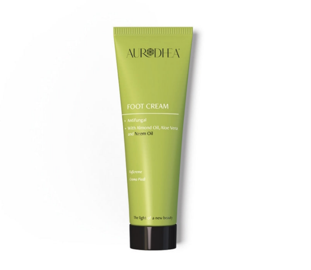 Tout d’abord, la gamme à l’huile de Neem Chogan a été soigneusement formulée pour purifier, apaiser et revitaliser la peau et les cheveux, en s’appuyant sur les propriétés exceptionnelles de cet ingrédient naturel aux vertus millénaires.