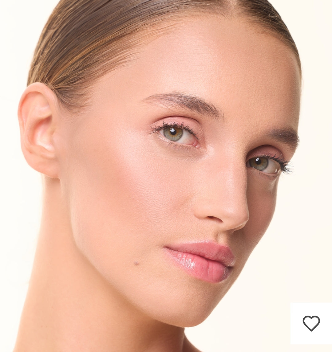 La gamme cosmétiques Chogan a été pensée pour sublimer la beauté naturelle,

Premièrement, tout en respectant la peau et en offrant une expérience unique entre soin, confort et élégance.  