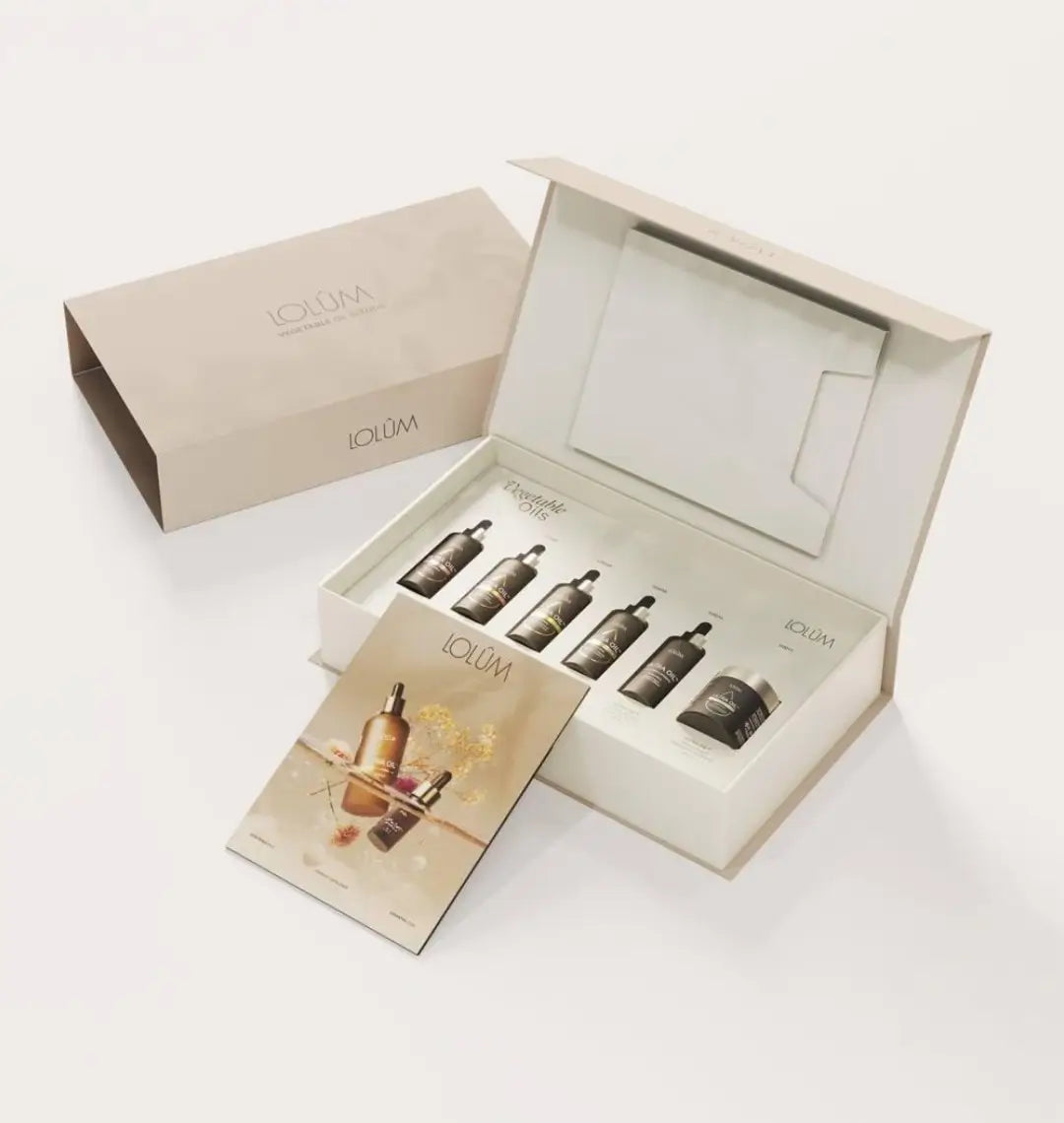 Premièrement, la Gamme Lolum Chogan est formulée pour révéler la beauté naturelle de la peau.

grâce à un mélange exclusif d’huiles précieuses et d’actifs végétaux soigneusement sélectionnés.