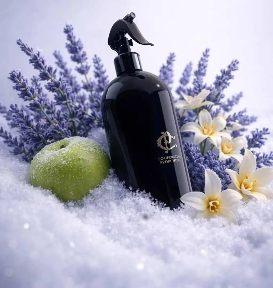 ​Pour commencer, il convient de présenter le Spray d'Ambiance ‘Petal Infusion’ (Référence : COPS0004) comme un parfum d'intérieur captivant, élégant et délicatement floral,

