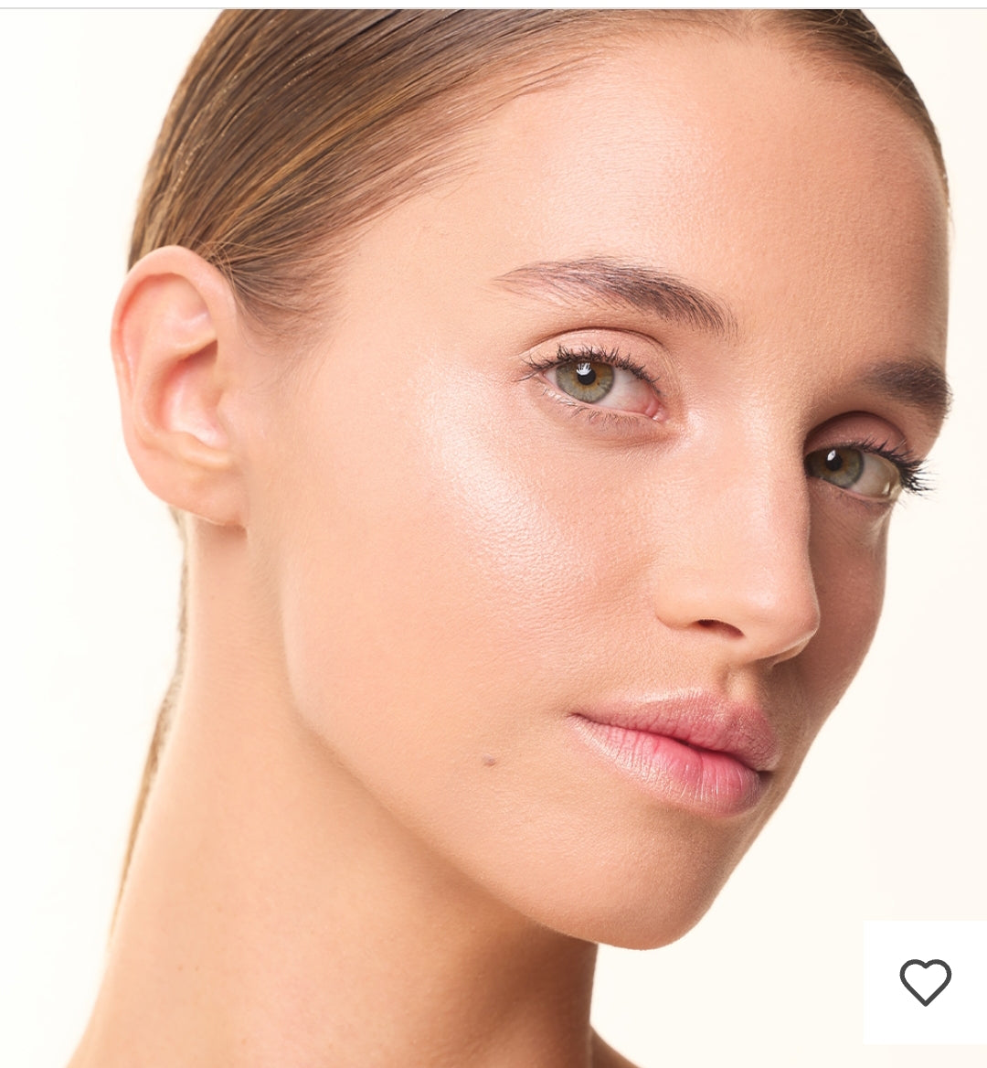 La gamme cosmétiques Chogan a été pensée pour sublimer la beauté naturelle,

Premièrement, tout en respectant la peau et en offrant une expérience unique entre soin, confort et élégance.