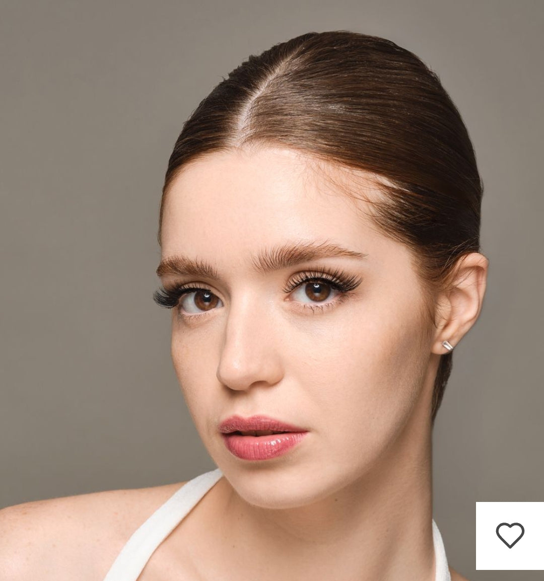 La gamme cosmétiques Chogan a été pensée pour sublimer la beauté naturelle,

Premièrement, tout en respectant la peau et en offrant une expérience unique entre soin, confort et élégance.