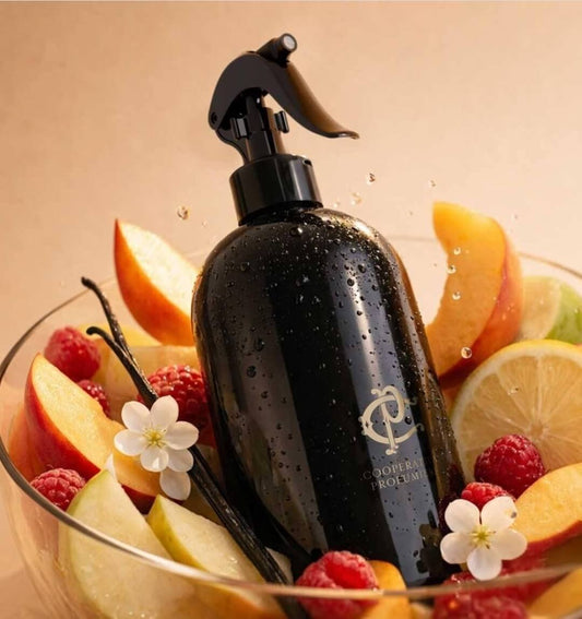 ​D'emblée, il convient de présenter le spray d'ambiance 'Sweet Symphonies' (500 ml) comme une véritable partition olfactive destinée à sublimer votre foyer :