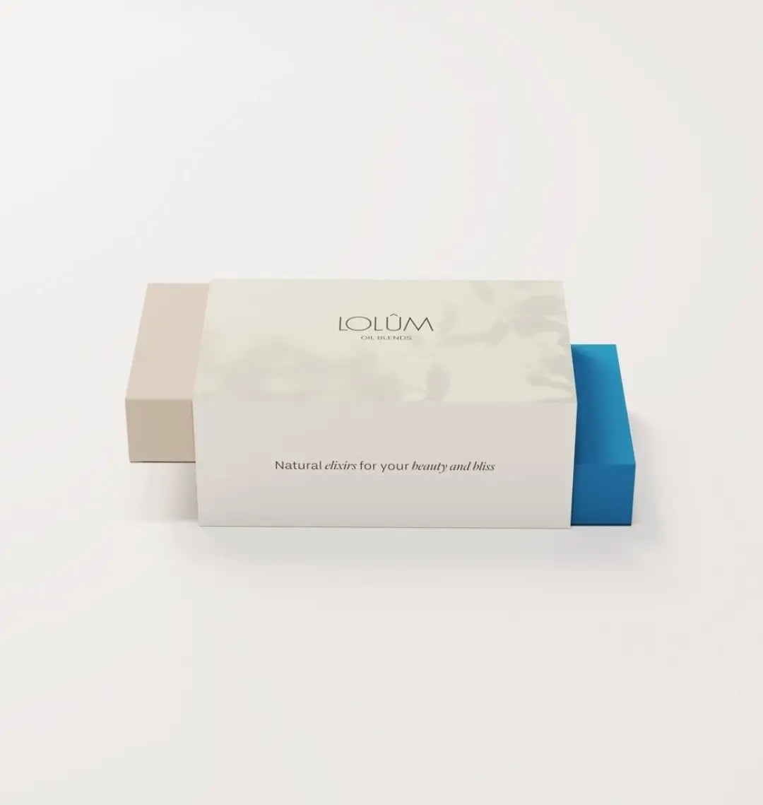 Premièrement, la Gamme Lolum Chogan est formulée pour révéler la beauté naturelle de la peau.

grâce à un mélange exclusif d’huiles précieuses et d’actifs végétaux soigneusement sélectionnés.
