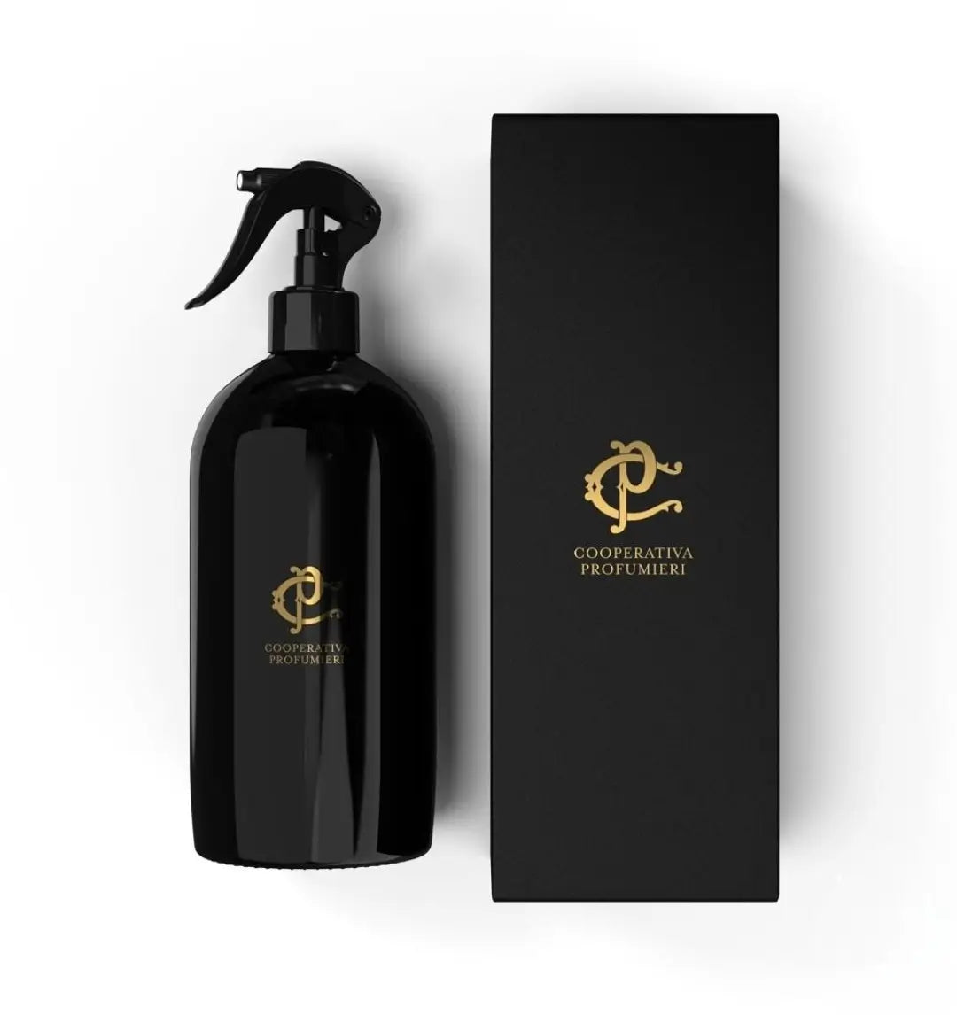 ​D'emblée, il convient de présenter le spray d'ambiance 'Musk Ritual' (500 ml) comme l’incarnation du raffinement et de la profondeur dans votre intérieur :